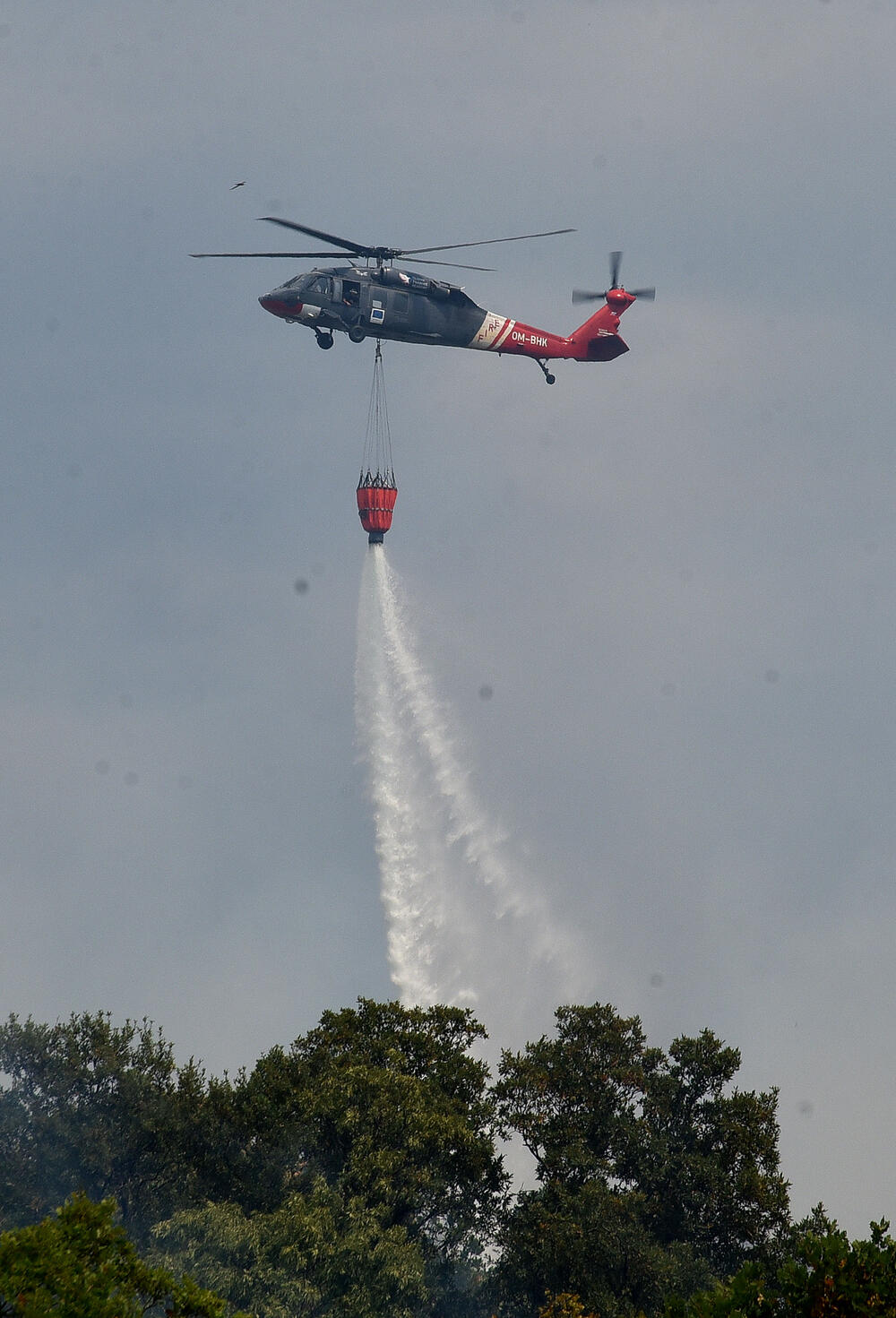 <p>Kiša je juče bila i pomoć i spas za umorne crnogorske vatrogasce-spasioce, njihove kolege na kopnu iz Austrije i Švajcarske, pripadnike Vojske Crne Gore, mještane, posade Crne Gore, Srbije, Bosne i Hercegovine i Češke</p>  <p>Tokom dana stanje sa požarima je stabilizovano, a sinoć su bili aktivni požari na Topolovu u Danilovgradu i Petrovićima u Nikšiću, ali su vatrogasci držali pod kontrolom te lokacije</p>