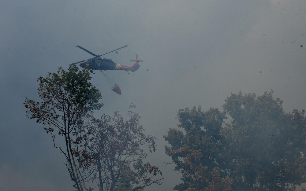 <p>Kiša je juče bila i pomoć i spas za umorne crnogorske vatrogasce-spasioce, njihove kolege na kopnu iz Austrije i Švajcarske, pripadnike Vojske Crne Gore, mještane, posade Crne Gore, Srbije, Bosne i Hercegovine i Češke</p>  <p>Tokom dana stanje sa požarima je stabilizovano, a sinoć su bili aktivni požari na Topolovu u Danilovgradu i Petrovićima u Nikšiću, ali su vatrogasci držali pod kontrolom te lokacije</p>