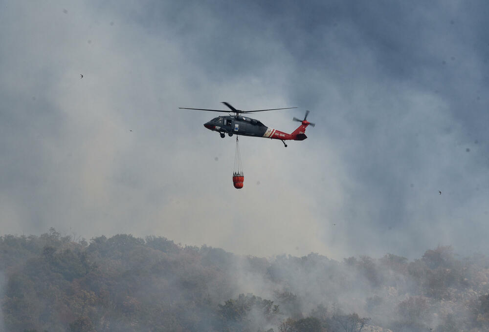 <p>Kiša je juče bila i pomoć i spas za umorne crnogorske vatrogasce-spasioce, njihove kolege na kopnu iz Austrije i Švajcarske, pripadnike Vojske Crne Gore, mještane, posade Crne Gore, Srbije, Bosne i Hercegovine i Češke</p>  <p>Tokom dana stanje sa požarima je stabilizovano, a sinoć su bili aktivni požari na Topolovu u Danilovgradu i Petrovićima u Nikšiću, ali su vatrogasci držali pod kontrolom te lokacije</p>