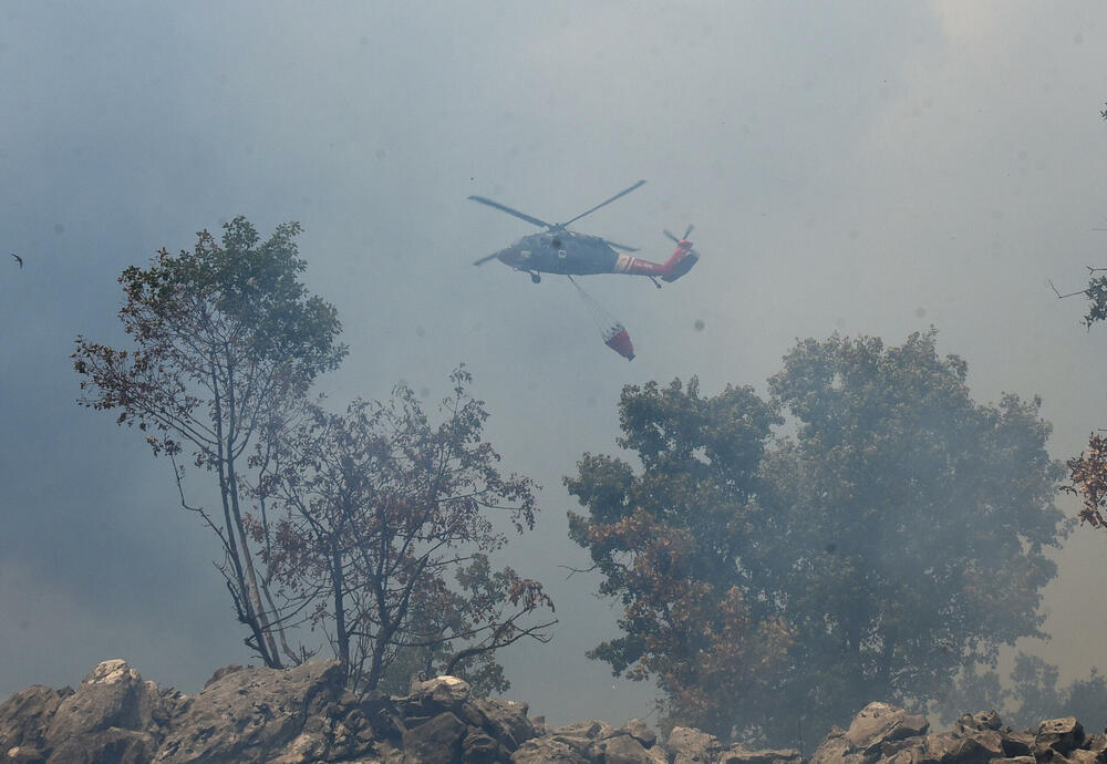 <p>Kiša je juče bila i pomoć i spas za umorne crnogorske vatrogasce-spasioce, njihove kolege na kopnu iz Austrije i Švajcarske, pripadnike Vojske Crne Gore, mještane, posade Crne Gore, Srbije, Bosne i Hercegovine i Češke</p>  <p>Tokom dana stanje sa požarima je stabilizovano, a sinoć su bili aktivni požari na Topolovu u Danilovgradu i Petrovićima u Nikšiću, ali su vatrogasci držali pod kontrolom te lokacije</p>