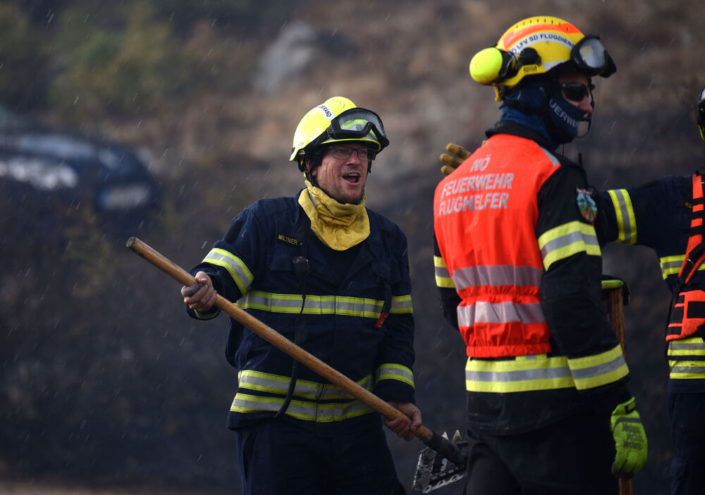 <p>Kiša je juče bila i pomoć i spas za umorne crnogorske vatrogasce-spasioce, njihove kolege na kopnu iz Austrije i Švajcarske, pripadnike Vojske Crne Gore, mještane, posade Crne Gore, Srbije, Bosne i Hercegovine i Češke</p>  <p>Tokom dana stanje sa požarima je stabilizovano, a sinoć su bili aktivni požari na Topolovu u Danilovgradu i Petrovićima u Nikšiću, ali su vatrogasci držali pod kontrolom te lokacije</p>