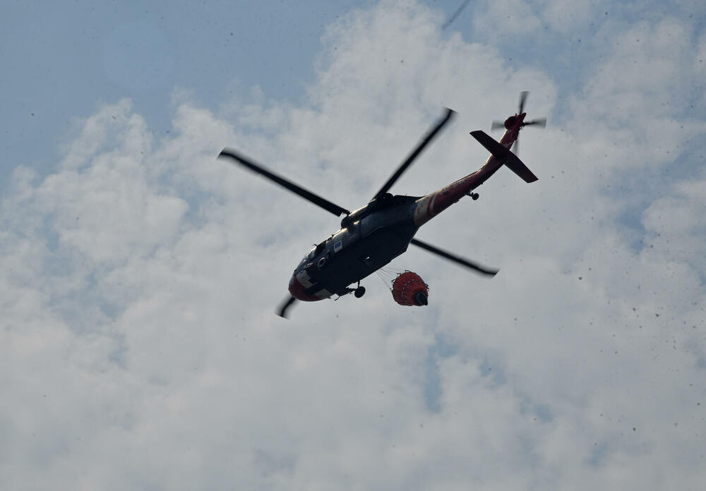 <p>Kiša je juče bila i pomoć i spas za umorne crnogorske vatrogasce-spasioce, njihove kolege na kopnu iz Austrije i Švajcarske, pripadnike Vojske Crne Gore, mještane, posade Crne Gore, Srbije, Bosne i Hercegovine i Češke</p>  <p>Tokom dana stanje sa požarima je stabilizovano, a sinoć su bili aktivni požari na Topolovu u Danilovgradu i Petrovićima u Nikšiću, ali su vatrogasci držali pod kontrolom te lokacije</p>