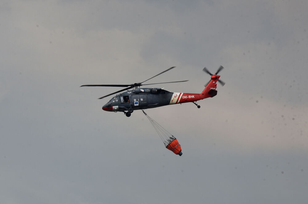 <p>Kiša je juče bila i pomoć i spas za umorne crnogorske vatrogasce-spasioce, njihove kolege na kopnu iz Austrije i Švajcarske, pripadnike Vojske Crne Gore, mještane, posade Crne Gore, Srbije, Bosne i Hercegovine i Češke</p>  <p>Tokom dana stanje sa požarima je stabilizovano, a sinoć su bili aktivni požari na Topolovu u Danilovgradu i Petrovićima u Nikšiću, ali su vatrogasci držali pod kontrolom te lokacije</p>