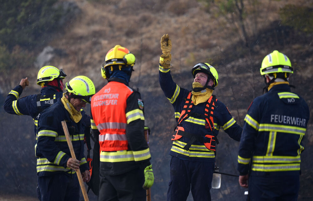 <p>Kiša je juče bila i pomoć i spas za umorne crnogorske vatrogasce-spasioce, njihove kolege na kopnu iz Austrije i Švajcarske, pripadnike Vojske Crne Gore, mještane, posade Crne Gore, Srbije, Bosne i Hercegovine i Češke</p>  <p>Tokom dana stanje sa požarima je stabilizovano, a sinoć su bili aktivni požari na Topolovu u Danilovgradu i Petrovićima u Nikšiću, ali su vatrogasci držali pod kontrolom te lokacije</p>