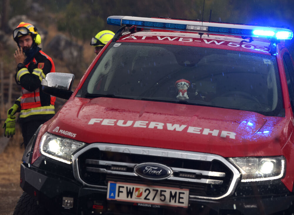 <p>Kiša je juče bila i pomoć i spas za umorne crnogorske vatrogasce-spasioce, njihove kolege na kopnu iz Austrije i Švajcarske, pripadnike Vojske Crne Gore, mještane, posade Crne Gore, Srbije, Bosne i Hercegovine i Češke</p>  <p>Tokom dana stanje sa požarima je stabilizovano, a sinoć su bili aktivni požari na Topolovu u Danilovgradu i Petrovićima u Nikšiću, ali su vatrogasci držali pod kontrolom te lokacije</p>