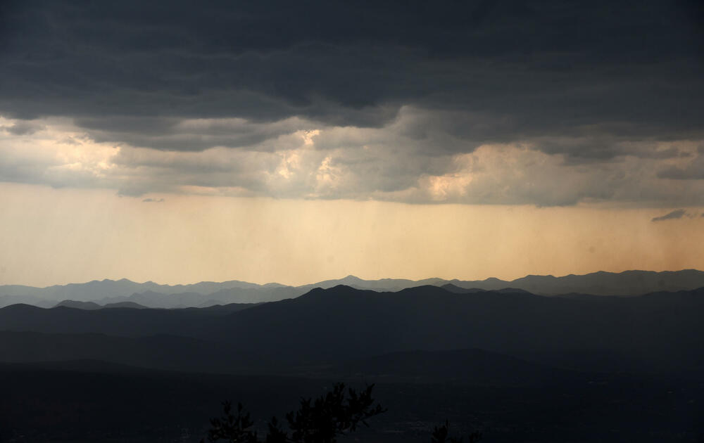 <p>Kiša je juče bila i pomoć i spas za umorne crnogorske vatrogasce-spasioce, njihove kolege na kopnu iz Austrije i Švajcarske, pripadnike Vojske Crne Gore, mještane, posade Crne Gore, Srbije, Bosne i Hercegovine i Češke</p>  <p>Tokom dana stanje sa požarima je stabilizovano, a sinoć su bili aktivni požari na Topolovu u Danilovgradu i Petrovićima u Nikšiću, ali su vatrogasci držali pod kontrolom te lokacije</p>