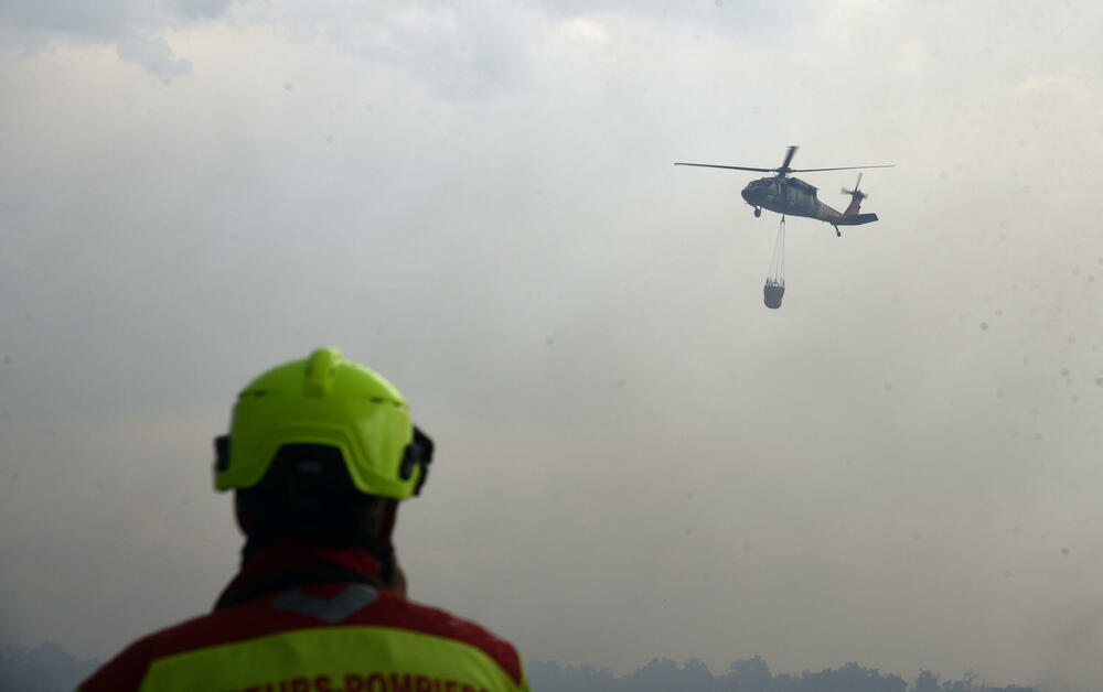 <p>Kiša je juče bila i pomoć i spas za umorne crnogorske vatrogasce-spasioce, njihove kolege na kopnu iz Austrije i Švajcarske, pripadnike Vojske Crne Gore, mještane, posade Crne Gore, Srbije, Bosne i Hercegovine i Češke</p>  <p>Tokom dana stanje sa požarima je stabilizovano, a sinoć su bili aktivni požari na Topolovu u Danilovgradu i Petrovićima u Nikšiću, ali su vatrogasci držali pod kontrolom te lokacije</p>