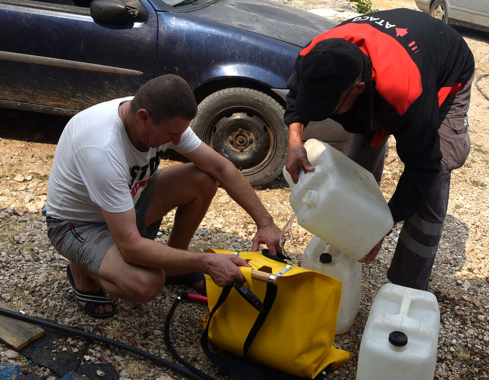 <p>Kiša je juče bila i pomoć i spas za umorne crnogorske vatrogasce-spasioce, njihove kolege na kopnu iz Austrije i Švajcarske, pripadnike Vojske Crne Gore, mještane, posade Crne Gore, Srbije, Bosne i Hercegovine i Češke</p>  <p>Tokom dana stanje sa požarima je stabilizovano, a sinoć su bili aktivni požari na Topolovu u Danilovgradu i Petrovićima u Nikšiću, ali su vatrogasci držali pod kontrolom te lokacije</p>