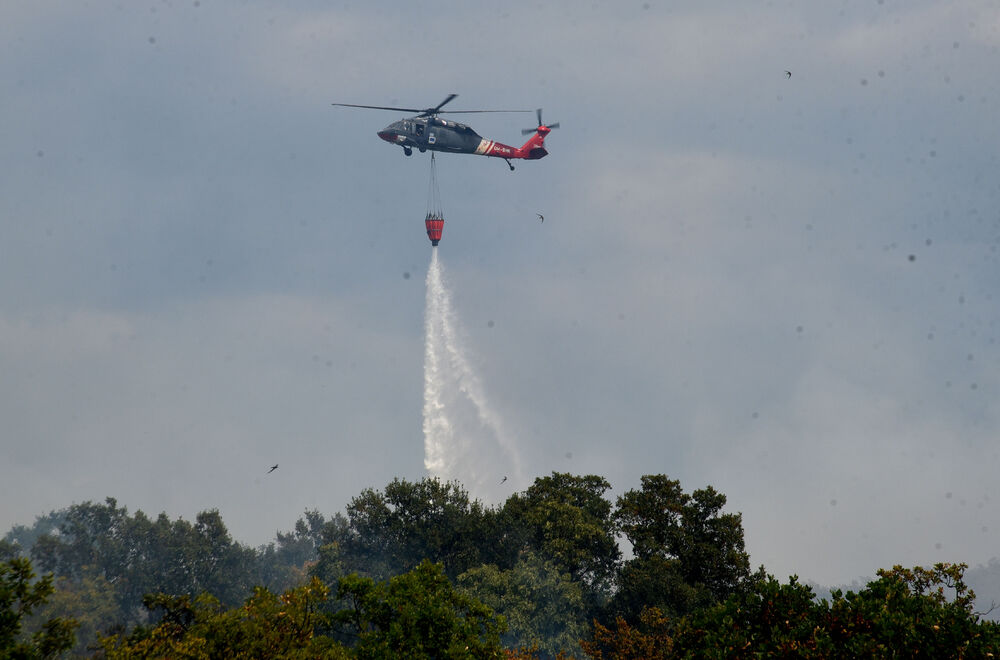 <p>Kiša je juče bila i pomoć i spas za umorne crnogorske vatrogasce-spasioce, njihove kolege na kopnu iz Austrije i Švajcarske, pripadnike Vojske Crne Gore, mještane, posade Crne Gore, Srbije, Bosne i Hercegovine i Češke</p>  <p>Tokom dana stanje sa požarima je stabilizovano, a sinoć su bili aktivni požari na Topolovu u Danilovgradu i Petrovićima u Nikšiću, ali su vatrogasci držali pod kontrolom te lokacije</p>