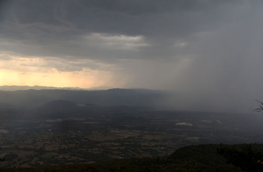 <p>Kiša je juče bila i pomoć i spas za umorne crnogorske vatrogasce-spasioce, njihove kolege na kopnu iz Austrije i Švajcarske, pripadnike Vojske Crne Gore, mještane, posade Crne Gore, Srbije, Bosne i Hercegovine i Češke</p>  <p>Tokom dana stanje sa požarima je stabilizovano, a sinoć su bili aktivni požari na Topolovu u Danilovgradu i Petrovićima u Nikšiću, ali su vatrogasci držali pod kontrolom te lokacije</p>