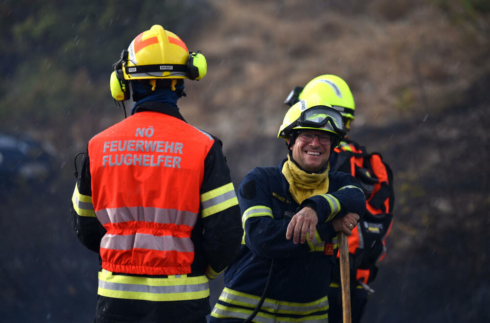 <p>Kiša je juče bila i pomoć i spas za umorne crnogorske vatrogasce-spasioce, njihove kolege na kopnu iz Austrije i Švajcarske, pripadnike Vojske Crne Gore, mještane, posade Crne Gore, Srbije, Bosne i Hercegovine i Češke</p>  <p>Tokom dana stanje sa požarima je stabilizovano, a sinoć su bili aktivni požari na Topolovu u Danilovgradu i Petrovićima u Nikšiću, ali su vatrogasci držali pod kontrolom te lokacije</p>