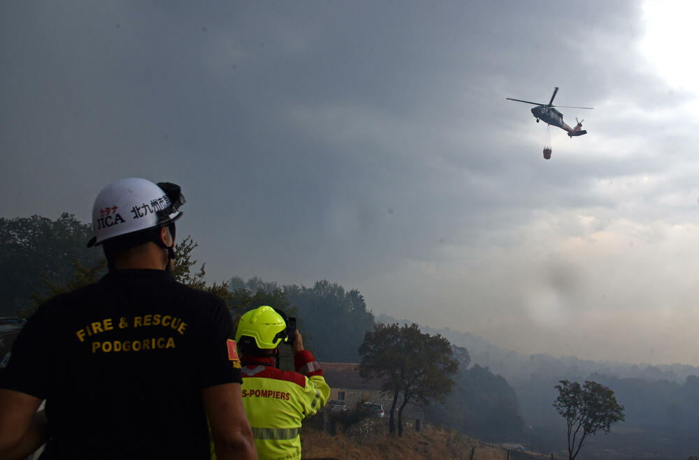 <p>Kiša je juče bila i pomoć i spas za umorne crnogorske vatrogasce-spasioce, njihove kolege na kopnu iz Austrije i Švajcarske, pripadnike Vojske Crne Gore, mještane, posade Crne Gore, Srbije, Bosne i Hercegovine i Češke</p>  <p>Tokom dana stanje sa požarima je stabilizovano, a sinoć su bili aktivni požari na Topolovu u Danilovgradu i Petrovićima u Nikšiću, ali su vatrogasci držali pod kontrolom te lokacije</p>