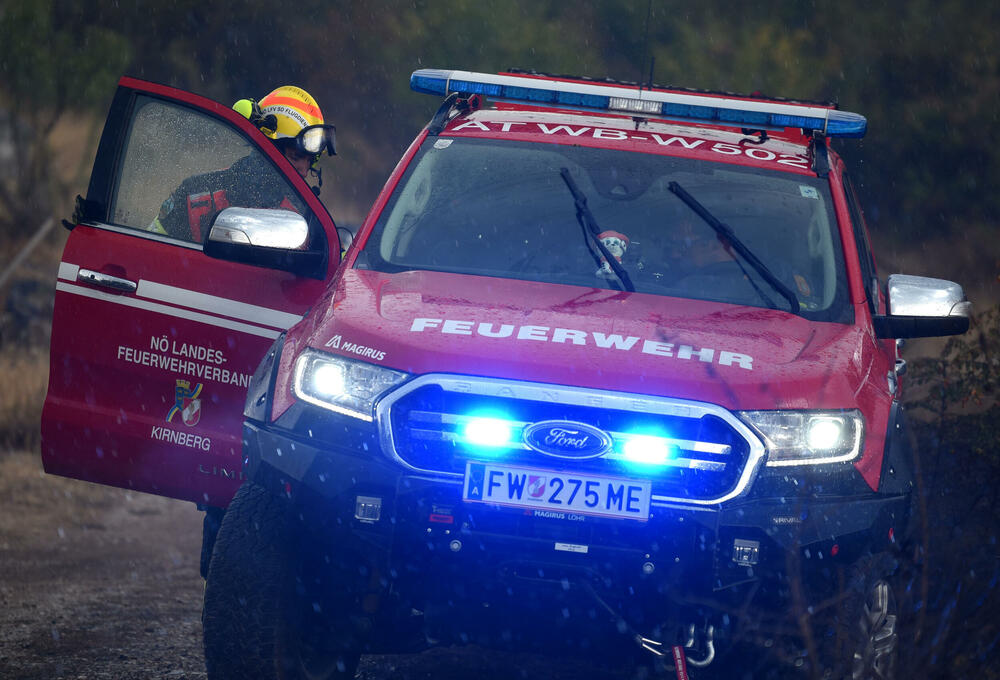 <p>Kiša je juče bila i pomoć i spas za umorne crnogorske vatrogasce-spasioce, njihove kolege na kopnu iz Austrije i Švajcarske, pripadnike Vojske Crne Gore, mještane, posade Crne Gore, Srbije, Bosne i Hercegovine i Češke</p>  <p>Tokom dana stanje sa požarima je stabilizovano, a sinoć su bili aktivni požari na Topolovu u Danilovgradu i Petrovićima u Nikšiću, ali su vatrogasci držali pod kontrolom te lokacije</p>