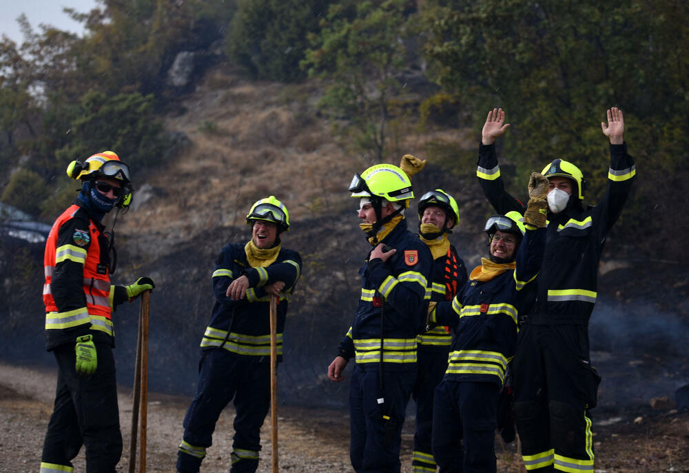 <p>Kiša je juče bila i pomoć i spas za umorne crnogorske vatrogasce-spasioce, njihove kolege na kopnu iz Austrije i Švajcarske, pripadnike Vojske Crne Gore, mještane, posade Crne Gore, Srbije, Bosne i Hercegovine i Češke</p>  <p>Tokom dana stanje sa požarima je stabilizovano, a sinoć su bili aktivni požari na Topolovu u Danilovgradu i Petrovićima u Nikšiću, ali su vatrogasci držali pod kontrolom te lokacije</p>