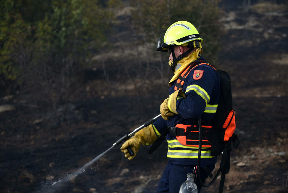 <p>Kiša je juče bila i pomoć i spas za umorne crnogorske vatrogasce-spasioce, njihove kolege na kopnu iz Austrije i Švajcarske, pripadnike Vojske Crne Gore, mještane, posade Crne Gore, Srbije, Bosne i Hercegovine i Češke</p>  <p>Tokom dana stanje sa požarima je stabilizovano, a sinoć su bili aktivni požari na Topolovu u Danilovgradu i Petrovićima u Nikšiću, ali su vatrogasci držali pod kontrolom te lokacije</p>