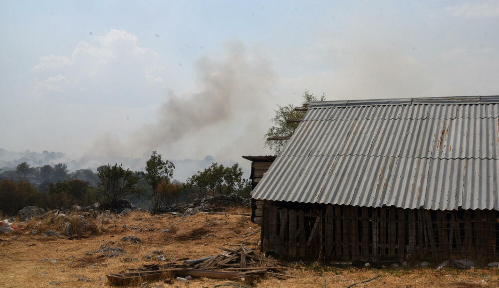<p>Kiša je juče bila i pomoć i spas za umorne crnogorske vatrogasce-spasioce, njihove kolege na kopnu iz Austrije i Švajcarske, pripadnike Vojske Crne Gore, mještane, posade Crne Gore, Srbije, Bosne i Hercegovine i Češke</p>  <p>Tokom dana stanje sa požarima je stabilizovano, a sinoć su bili aktivni požari na Topolovu u Danilovgradu i Petrovićima u Nikšiću, ali su vatrogasci držali pod kontrolom te lokacije</p>