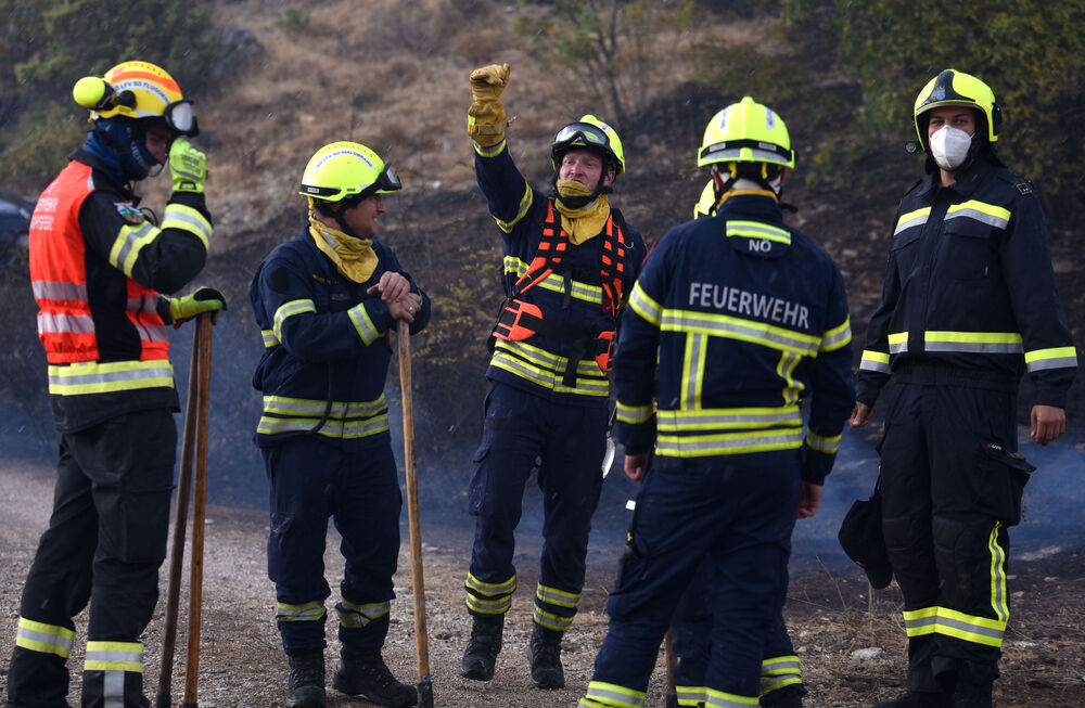<p>Kiša je juče bila i pomoć i spas za umorne crnogorske vatrogasce-spasioce, njihove kolege na kopnu iz Austrije i Švajcarske, pripadnike Vojske Crne Gore, mještane, posade Crne Gore, Srbije, Bosne i Hercegovine i Češke</p>  <p>Tokom dana stanje sa požarima je stabilizovano, a sinoć su bili aktivni požari na Topolovu u Danilovgradu i Petrovićima u Nikšiću, ali su vatrogasci držali pod kontrolom te lokacije</p>
