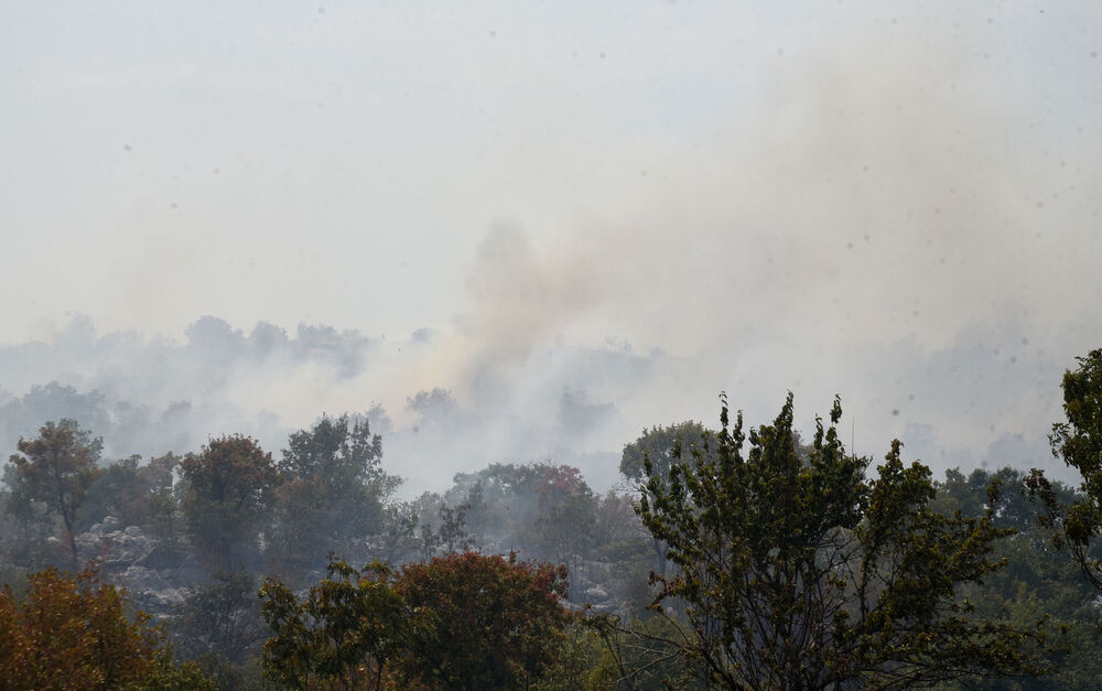 <p>Kiša je juče bila i pomoć i spas za umorne crnogorske vatrogasce-spasioce, njihove kolege na kopnu iz Austrije i Švajcarske, pripadnike Vojske Crne Gore, mještane, posade Crne Gore, Srbije, Bosne i Hercegovine i Češke</p>  <p>Tokom dana stanje sa požarima je stabilizovano, a sinoć su bili aktivni požari na Topolovu u Danilovgradu i Petrovićima u Nikšiću, ali su vatrogasci držali pod kontrolom te lokacije</p>