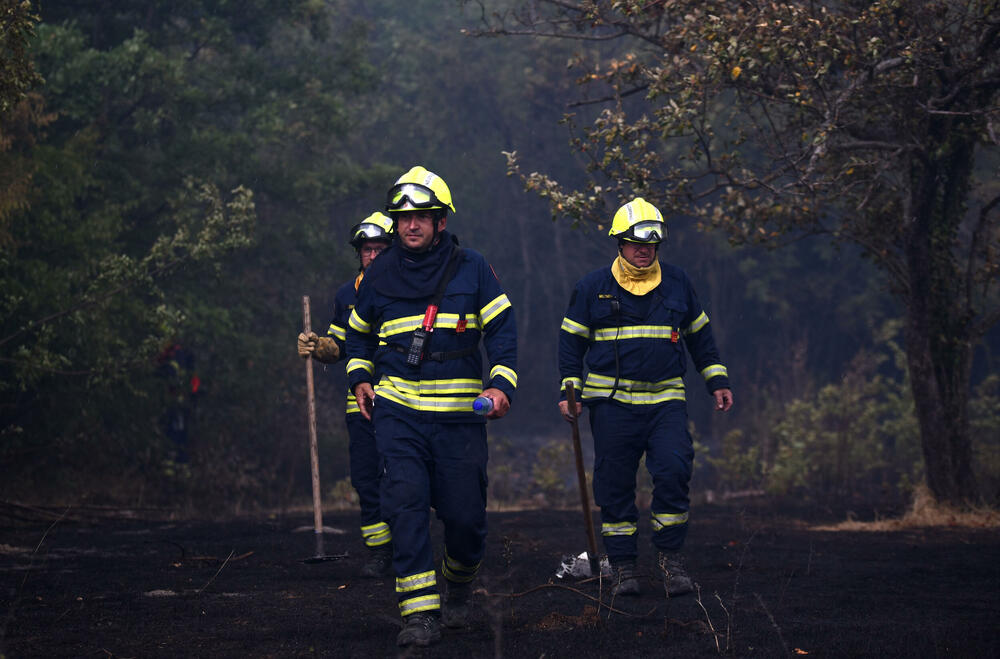 <p>Kiša je juče bila i pomoć i spas za umorne crnogorske vatrogasce-spasioce, njihove kolege na kopnu iz Austrije i Švajcarske, pripadnike Vojske Crne Gore, mještane, posade Crne Gore, Srbije, Bosne i Hercegovine i Češke</p>  <p>Tokom dana stanje sa požarima je stabilizovano, a sinoć su bili aktivni požari na Topolovu u Danilovgradu i Petrovićima u Nikšiću, ali su vatrogasci držali pod kontrolom te lokacije</p>