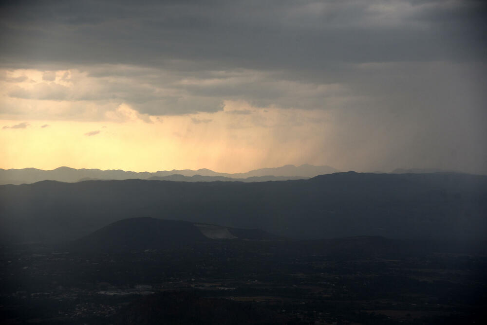 <p>Kiša je juče bila i pomoć i spas za umorne crnogorske vatrogasce-spasioce, njihove kolege na kopnu iz Austrije i Švajcarske, pripadnike Vojske Crne Gore, mještane, posade Crne Gore, Srbije, Bosne i Hercegovine i Češke</p>  <p>Tokom dana stanje sa požarima je stabilizovano, a sinoć su bili aktivni požari na Topolovu u Danilovgradu i Petrovićima u Nikšiću, ali su vatrogasci držali pod kontrolom te lokacije</p>