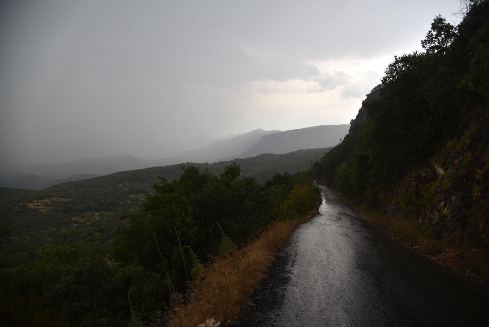 <p>Kiša je juče bila i pomoć i spas za umorne crnogorske vatrogasce-spasioce, njihove kolege na kopnu iz Austrije i Švajcarske, pripadnike Vojske Crne Gore, mještane, posade Crne Gore, Srbije, Bosne i Hercegovine i Češke</p>  <p>Tokom dana stanje sa požarima je stabilizovano, a sinoć su bili aktivni požari na Topolovu u Danilovgradu i Petrovićima u Nikšiću, ali su vatrogasci držali pod kontrolom te lokacije</p>
