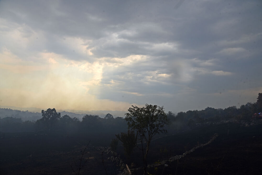 <p>Kiša je juče bila i pomoć i spas za umorne crnogorske vatrogasce-spasioce, njihove kolege na kopnu iz Austrije i Švajcarske, pripadnike Vojske Crne Gore, mještane, posade Crne Gore, Srbije, Bosne i Hercegovine i Češke</p>  <p>Tokom dana stanje sa požarima je stabilizovano, a sinoć su bili aktivni požari na Topolovu u Danilovgradu i Petrovićima u Nikšiću, ali su vatrogasci držali pod kontrolom te lokacije</p>