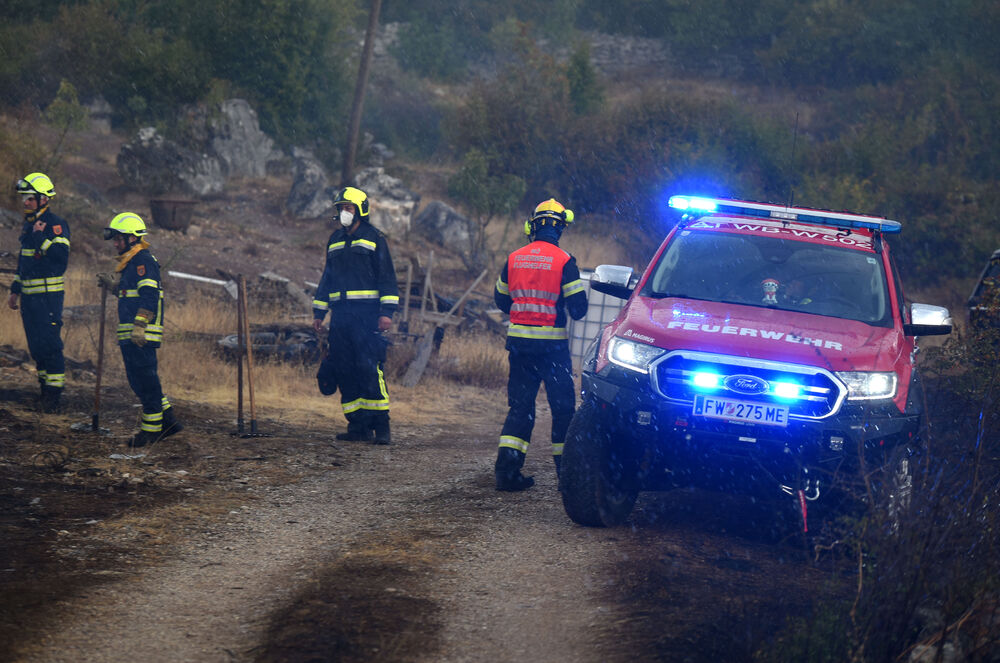 <p>Kiša je juče bila i pomoć i spas za umorne crnogorske vatrogasce-spasioce, njihove kolege na kopnu iz Austrije i Švajcarske, pripadnike Vojske Crne Gore, mještane, posade Crne Gore, Srbije, Bosne i Hercegovine i Češke</p>  <p>Tokom dana stanje sa požarima je stabilizovano, a sinoć su bili aktivni požari na Topolovu u Danilovgradu i Petrovićima u Nikšiću, ali su vatrogasci držali pod kontrolom te lokacije</p>