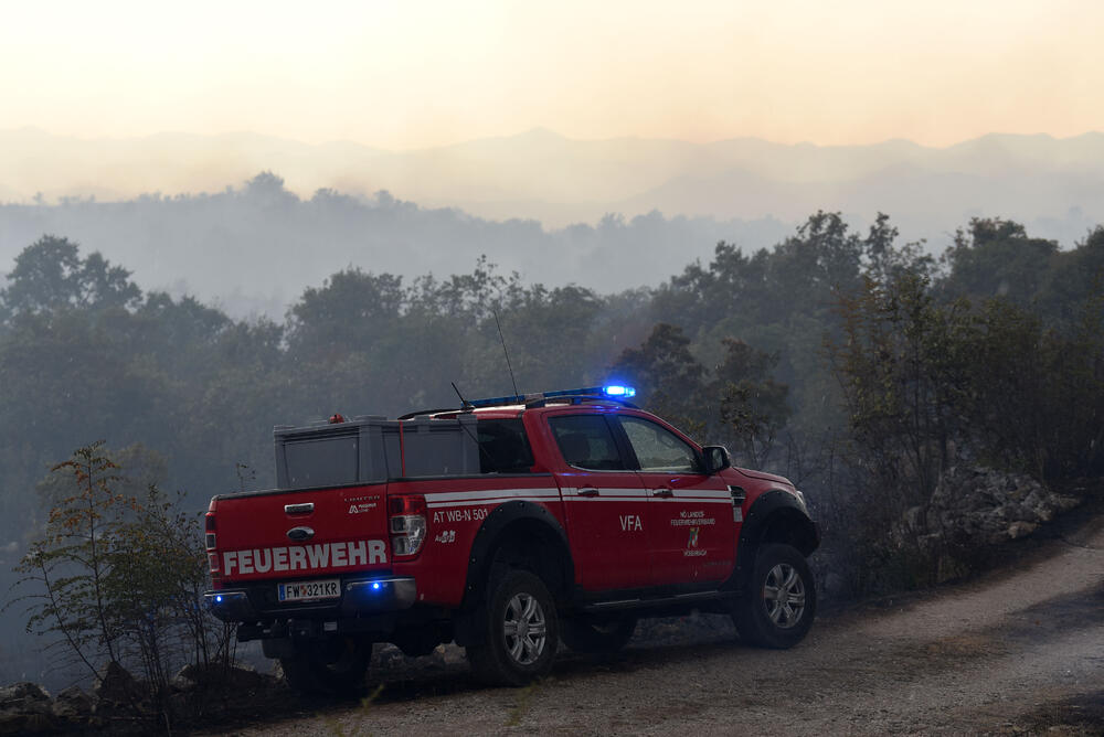 <p>Kiša je juče bila i pomoć i spas za umorne crnogorske vatrogasce-spasioce, njihove kolege na kopnu iz Austrije i Švajcarske, pripadnike Vojske Crne Gore, mještane, posade Crne Gore, Srbije, Bosne i Hercegovine i Češke</p>  <p>Tokom dana stanje sa požarima je stabilizovano, a sinoć su bili aktivni požari na Topolovu u Danilovgradu i Petrovićima u Nikšiću, ali su vatrogasci držali pod kontrolom te lokacije</p>