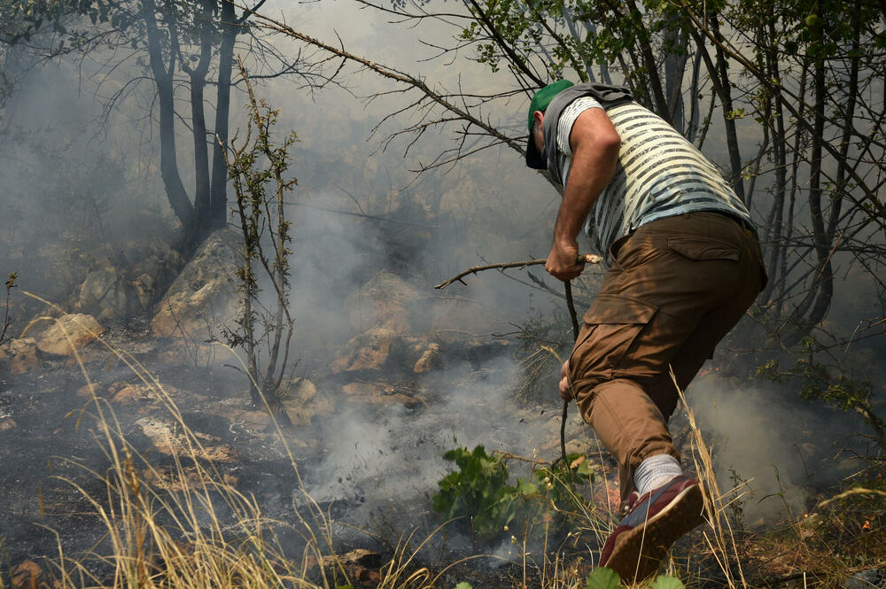 <p>Kiša je juče bila i pomoć i spas za umorne crnogorske vatrogasce-spasioce, njihove kolege na kopnu iz Austrije i Švajcarske, pripadnike Vojske Crne Gore, mještane, posade Crne Gore, Srbije, Bosne i Hercegovine i Češke</p>  <p>Tokom dana stanje sa požarima je stabilizovano, a sinoć su bili aktivni požari na Topolovu u Danilovgradu i Petrovićima u Nikšiću, ali su vatrogasci držali pod kontrolom te lokacije</p>