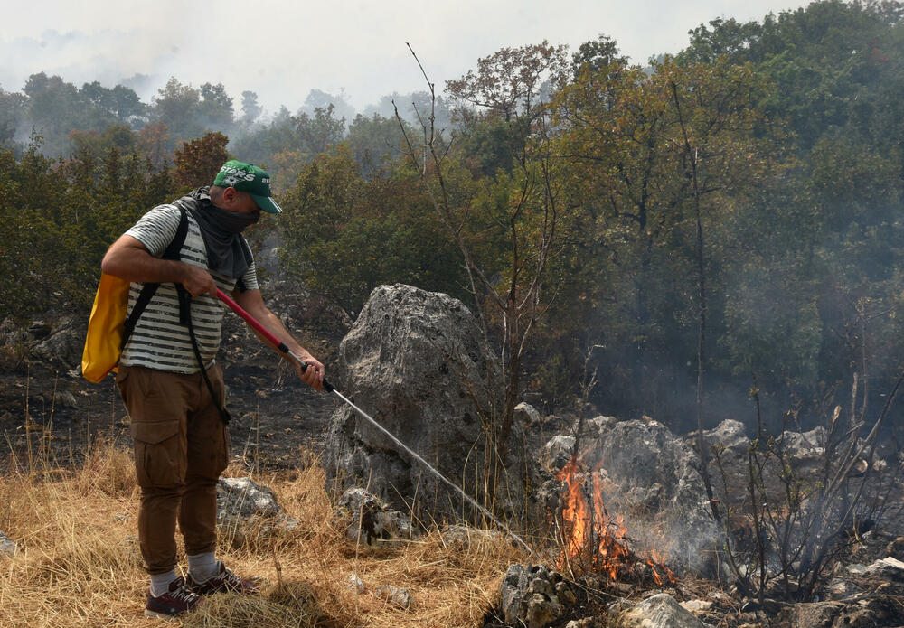 <p>Kiša je juče bila i pomoć i spas za umorne crnogorske vatrogasce-spasioce, njihove kolege na kopnu iz Austrije i Švajcarske, pripadnike Vojske Crne Gore, mještane, posade Crne Gore, Srbije, Bosne i Hercegovine i Češke</p>  <p>Tokom dana stanje sa požarima je stabilizovano, a sinoć su bili aktivni požari na Topolovu u Danilovgradu i Petrovićima u Nikšiću, ali su vatrogasci držali pod kontrolom te lokacije</p>