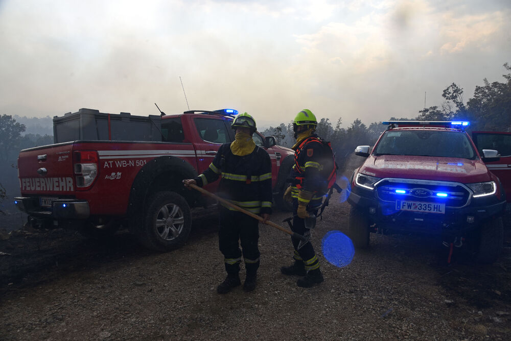 <p>Kiša je juče bila i pomoć i spas za umorne crnogorske vatrogasce-spasioce, njihove kolege na kopnu iz Austrije i Švajcarske, pripadnike Vojske Crne Gore, mještane, posade Crne Gore, Srbije, Bosne i Hercegovine i Češke</p>  <p>Tokom dana stanje sa požarima je stabilizovano, a sinoć su bili aktivni požari na Topolovu u Danilovgradu i Petrovićima u Nikšiću, ali su vatrogasci držali pod kontrolom te lokacije</p>