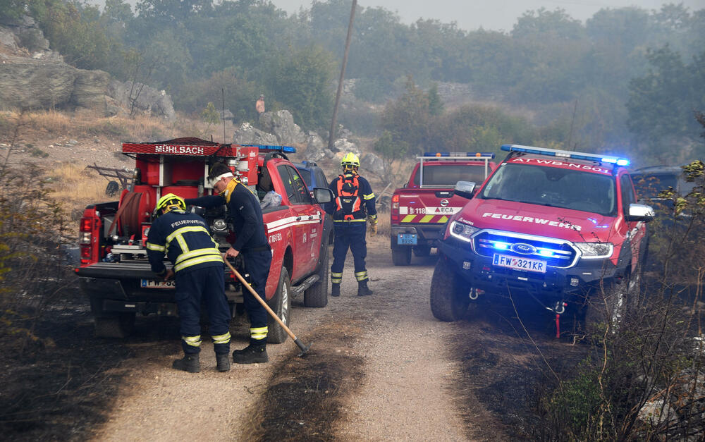 <p>Kiša je juče bila i pomoć i spas za umorne crnogorske vatrogasce-spasioce, njihove kolege na kopnu iz Austrije i Švajcarske, pripadnike Vojske Crne Gore, mještane, posade Crne Gore, Srbije, Bosne i Hercegovine i Češke</p>  <p>Tokom dana stanje sa požarima je stabilizovano, a sinoć su bili aktivni požari na Topolovu u Danilovgradu i Petrovićima u Nikšiću, ali su vatrogasci držali pod kontrolom te lokacije</p>