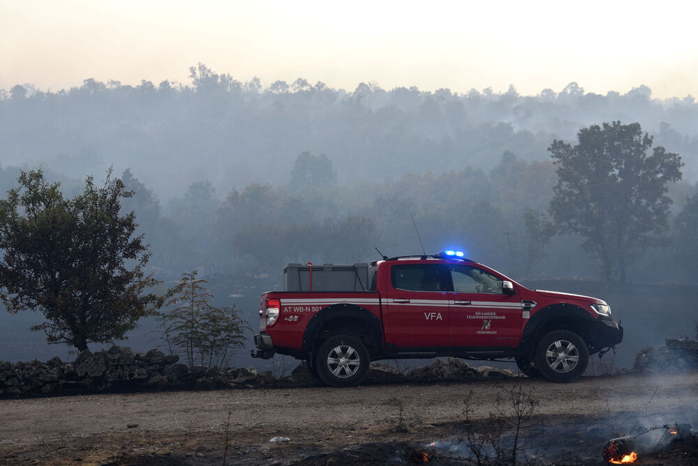 <p>Kiša je juče bila i pomoć i spas za umorne crnogorske vatrogasce-spasioce, njihove kolege na kopnu iz Austrije i Švajcarske, pripadnike Vojske Crne Gore, mještane, posade Crne Gore, Srbije, Bosne i Hercegovine i Češke</p>  <p>Tokom dana stanje sa požarima je stabilizovano, a sinoć su bili aktivni požari na Topolovu u Danilovgradu i Petrovićima u Nikšiću, ali su vatrogasci držali pod kontrolom te lokacije</p>