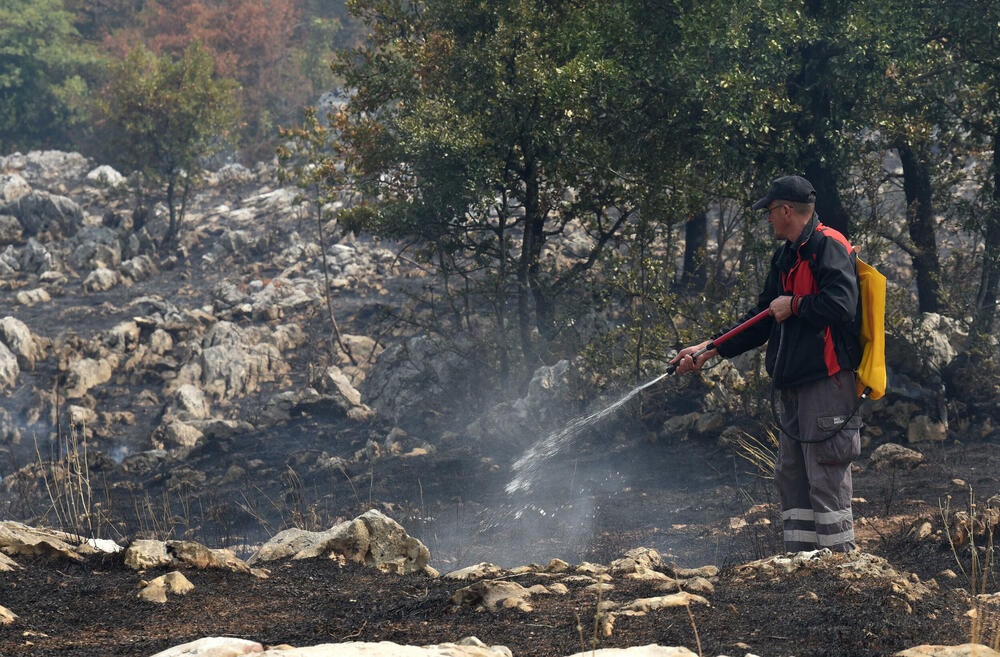<p>Kiša je juče bila i pomoć i spas za umorne crnogorske vatrogasce-spasioce, njihove kolege na kopnu iz Austrije i Švajcarske, pripadnike Vojske Crne Gore, mještane, posade Crne Gore, Srbije, Bosne i Hercegovine i Češke</p>  <p>Tokom dana stanje sa požarima je stabilizovano, a sinoć su bili aktivni požari na Topolovu u Danilovgradu i Petrovićima u Nikšiću, ali su vatrogasci držali pod kontrolom te lokacije</p>
