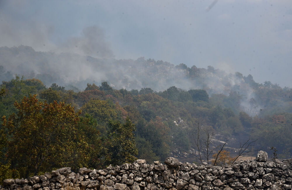 <p>Kiša je juče bila i pomoć i spas za umorne crnogorske vatrogasce-spasioce, njihove kolege na kopnu iz Austrije i Švajcarske, pripadnike Vojske Crne Gore, mještane, posade Crne Gore, Srbije, Bosne i Hercegovine i Češke</p>  <p>Tokom dana stanje sa požarima je stabilizovano, a sinoć su bili aktivni požari na Topolovu u Danilovgradu i Petrovićima u Nikšiću, ali su vatrogasci držali pod kontrolom te lokacije</p>