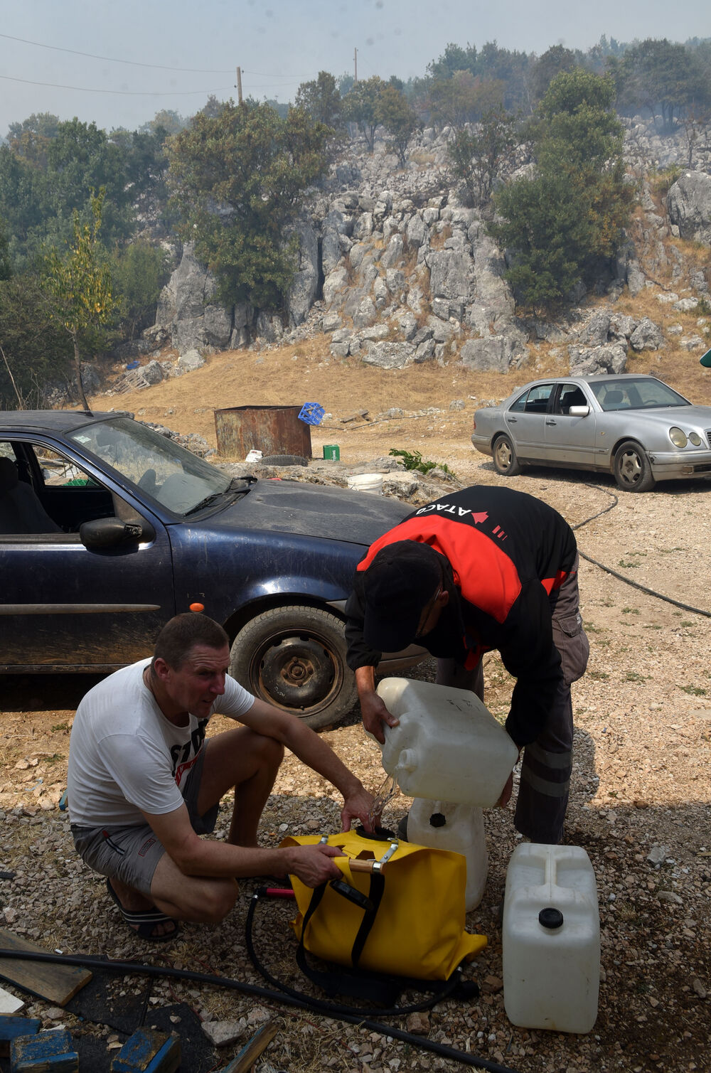 <p>Kiša je juče bila i pomoć i spas za umorne crnogorske vatrogasce-spasioce, njihove kolege na kopnu iz Austrije i Švajcarske, pripadnike Vojske Crne Gore, mještane, posade Crne Gore, Srbije, Bosne i Hercegovine i Češke</p>  <p>Tokom dana stanje sa požarima je stabilizovano, a sinoć su bili aktivni požari na Topolovu u Danilovgradu i Petrovićima u Nikšiću, ali su vatrogasci držali pod kontrolom te lokacije</p>