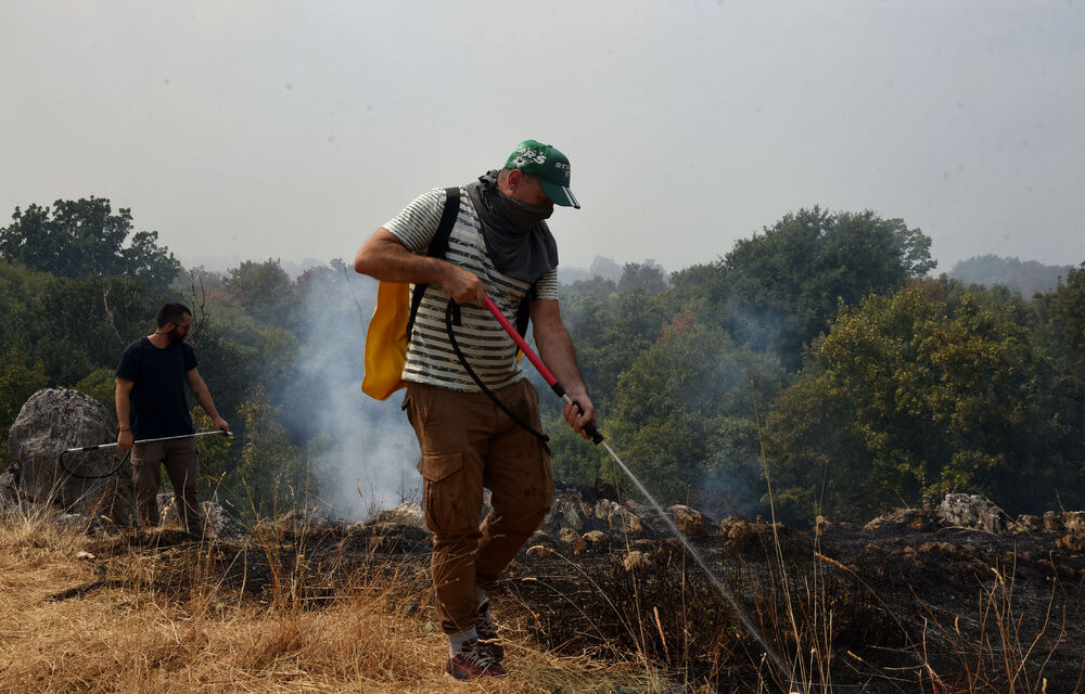 <p>Kiša je juče bila i pomoć i spas za umorne crnogorske vatrogasce-spasioce, njihove kolege na kopnu iz Austrije i Švajcarske, pripadnike Vojske Crne Gore, mještane, posade Crne Gore, Srbije, Bosne i Hercegovine i Češke</p>  <p>Tokom dana stanje sa požarima je stabilizovano, a sinoć su bili aktivni požari na Topolovu u Danilovgradu i Petrovićima u Nikšiću, ali su vatrogasci držali pod kontrolom te lokacije</p>