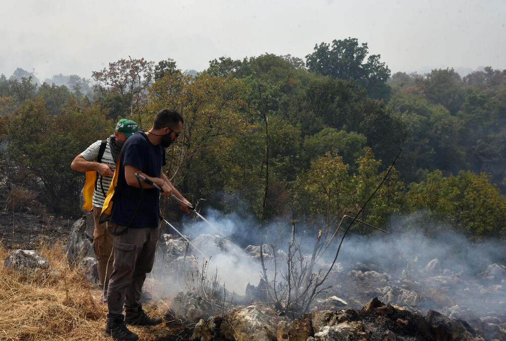 <p>Kiša je juče bila i pomoć i spas za umorne crnogorske vatrogasce-spasioce, njihove kolege na kopnu iz Austrije i Švajcarske, pripadnike Vojske Crne Gore, mještane, posade Crne Gore, Srbije, Bosne i Hercegovine i Češke</p>  <p>Tokom dana stanje sa požarima je stabilizovano, a sinoć su bili aktivni požari na Topolovu u Danilovgradu i Petrovićima u Nikšiću, ali su vatrogasci držali pod kontrolom te lokacije</p>