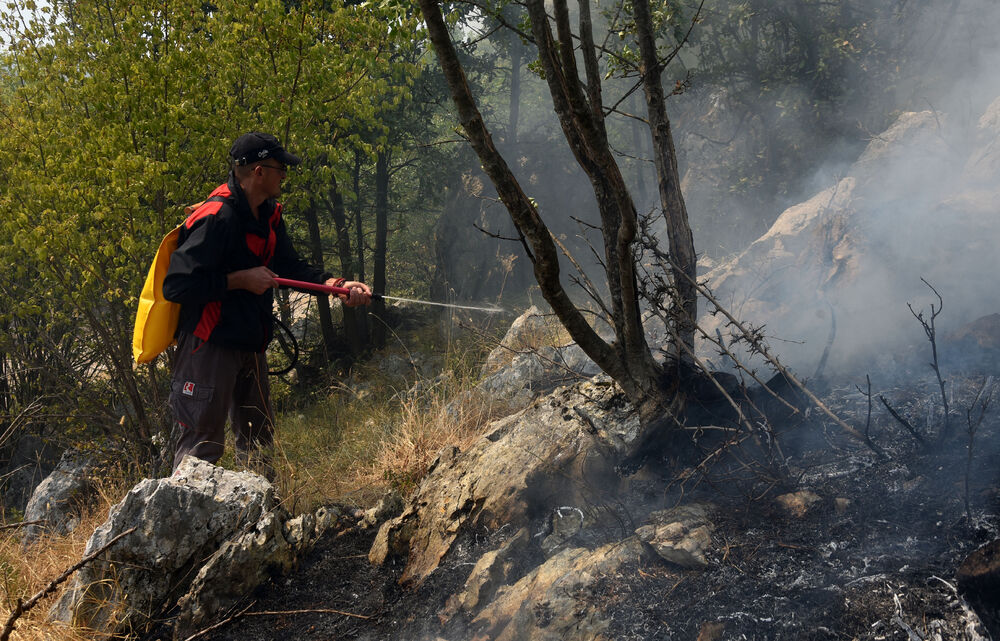 <p>Kiša je juče bila i pomoć i spas za umorne crnogorske vatrogasce-spasioce, njihove kolege na kopnu iz Austrije i Švajcarske, pripadnike Vojske Crne Gore, mještane, posade Crne Gore, Srbije, Bosne i Hercegovine i Češke</p>  <p>Tokom dana stanje sa požarima je stabilizovano, a sinoć su bili aktivni požari na Topolovu u Danilovgradu i Petrovićima u Nikšiću, ali su vatrogasci držali pod kontrolom te lokacije</p>
