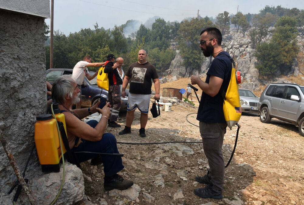 <p>Kiša je juče bila i pomoć i spas za umorne crnogorske vatrogasce-spasioce, njihove kolege na kopnu iz Austrije i Švajcarske, pripadnike Vojske Crne Gore, mještane, posade Crne Gore, Srbije, Bosne i Hercegovine i Češke</p>  <p>Tokom dana stanje sa požarima je stabilizovano, a sinoć su bili aktivni požari na Topolovu u Danilovgradu i Petrovićima u Nikšiću, ali su vatrogasci držali pod kontrolom te lokacije</p>