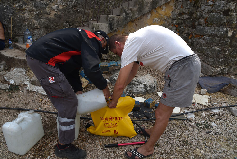 <p>Kiša je juče bila i pomoć i spas za umorne crnogorske vatrogasce-spasioce, njihove kolege na kopnu iz Austrije i Švajcarske, pripadnike Vojske Crne Gore, mještane, posade Crne Gore, Srbije, Bosne i Hercegovine i Češke</p>  <p>Tokom dana stanje sa požarima je stabilizovano, a sinoć su bili aktivni požari na Topolovu u Danilovgradu i Petrovićima u Nikšiću, ali su vatrogasci držali pod kontrolom te lokacije</p>