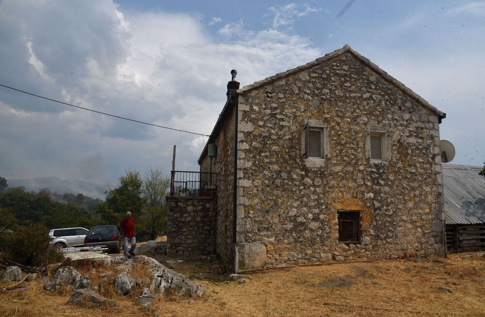 <p>Kiša je juče bila i pomoć i spas za umorne crnogorske vatrogasce-spasioce, njihove kolege na kopnu iz Austrije i Švajcarske, pripadnike Vojske Crne Gore, mještane, posade Crne Gore, Srbije, Bosne i Hercegovine i Češke</p>  <p>Tokom dana stanje sa požarima je stabilizovano, a sinoć su bili aktivni požari na Topolovu u Danilovgradu i Petrovićima u Nikšiću, ali su vatrogasci držali pod kontrolom te lokacije</p>