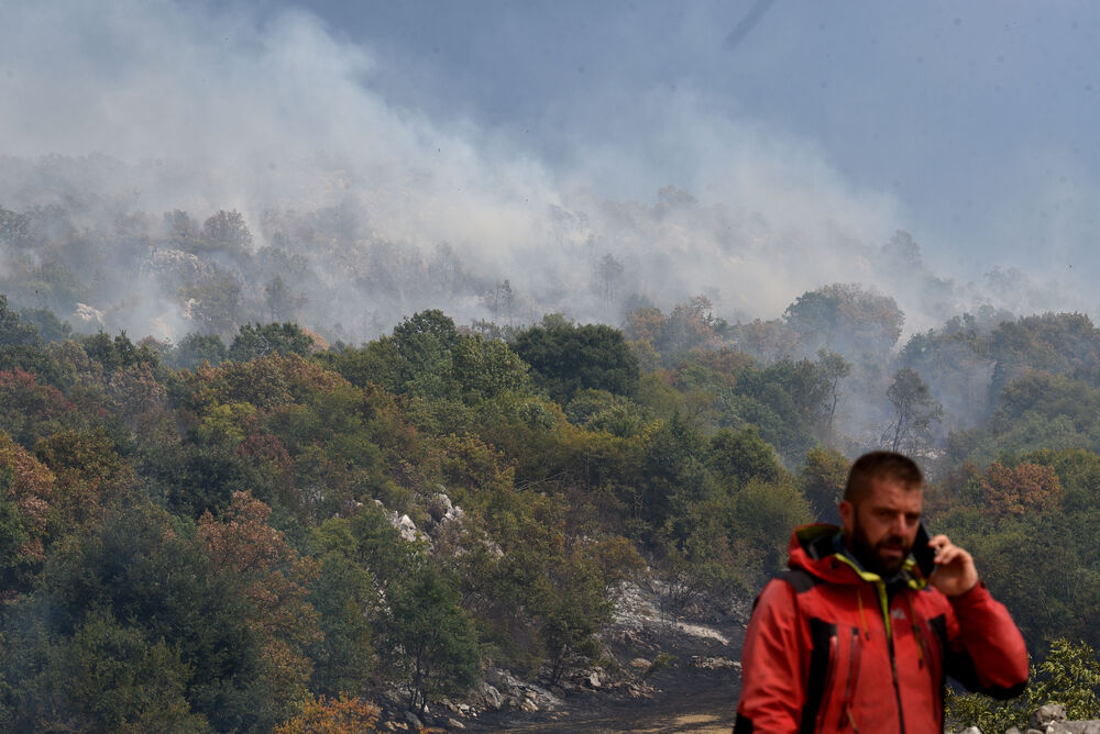 <p>Kiša je juče bila i pomoć i spas za umorne crnogorske vatrogasce-spasioce, njihove kolege na kopnu iz Austrije i Švajcarske, pripadnike Vojske Crne Gore, mještane, posade Crne Gore, Srbije, Bosne i Hercegovine i Češke</p>  <p>Tokom dana stanje sa požarima je stabilizovano, a sinoć su bili aktivni požari na Topolovu u Danilovgradu i Petrovićima u Nikšiću, ali su vatrogasci držali pod kontrolom te lokacije</p>