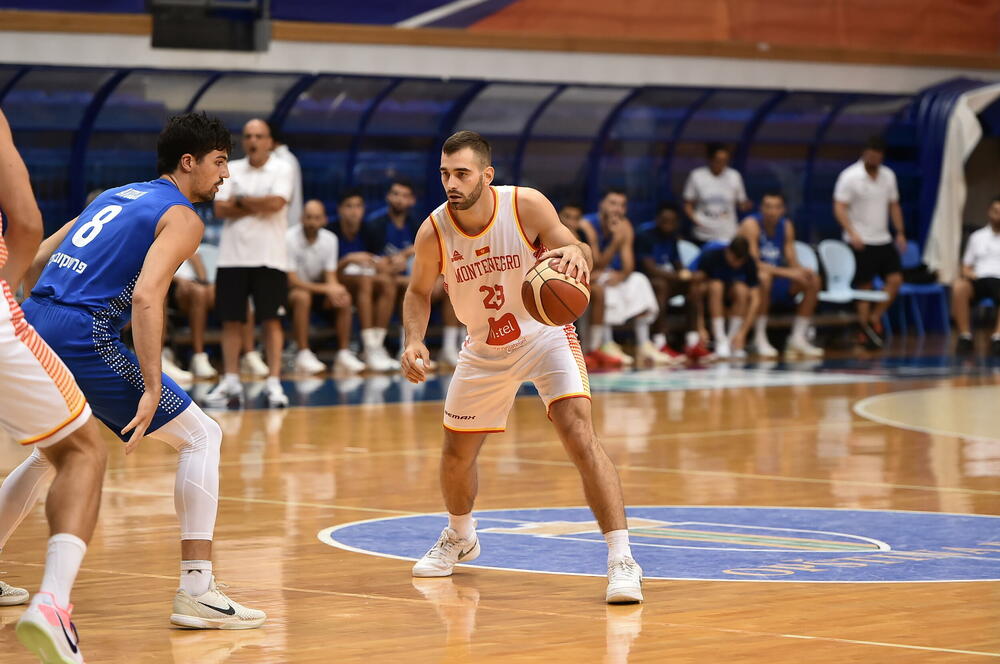 <p>Naša reprezentacija savladala Izrael u Baru 88:76. Vučević utakmicu završio sa 27 poena i 10 skokova, za 28 minuta na terenu</p>