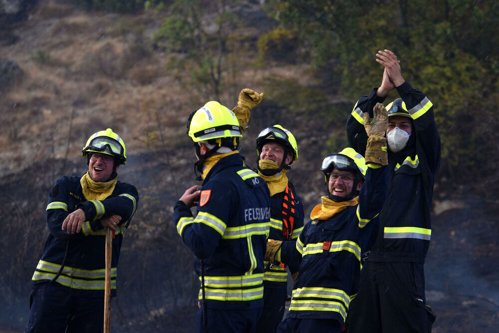 Austrijski vatrogasci se raduju kiši u Stijenskom brdu u Piperima