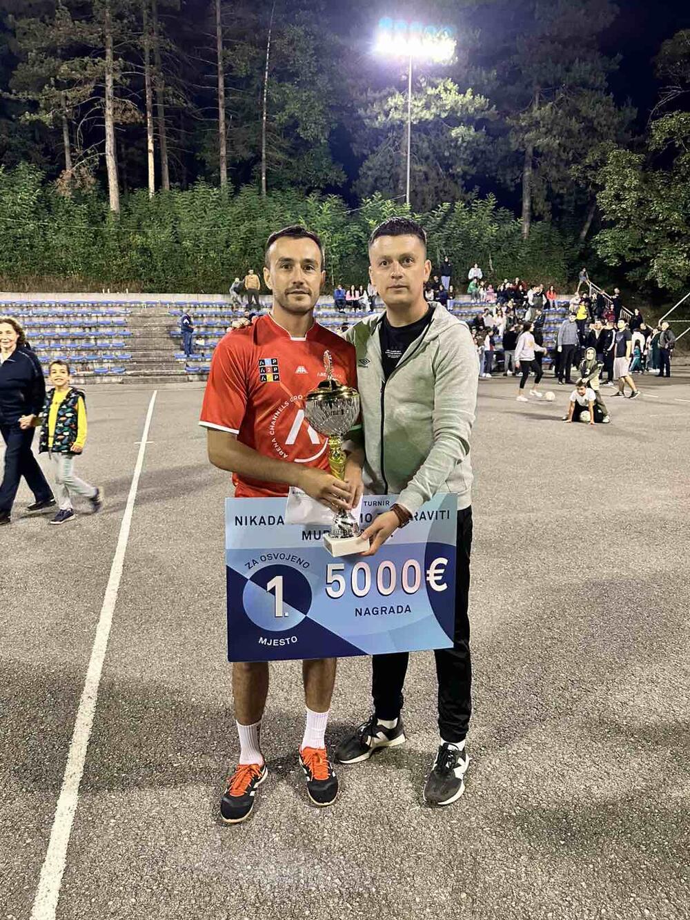 Organizator Tomo Otašević predaje pehar i nagradu kapitenu pobjednika Bogoljubu Komatini
