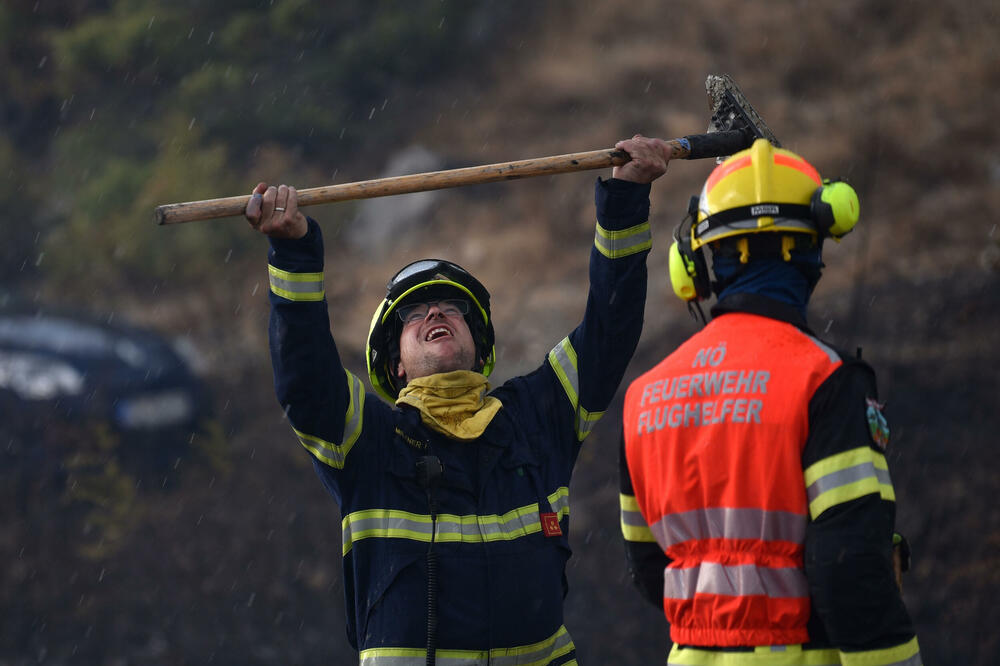 Spas sa neba: Austrijski vatrogasac pozdravlja kišu, Foto: Boris Pejović