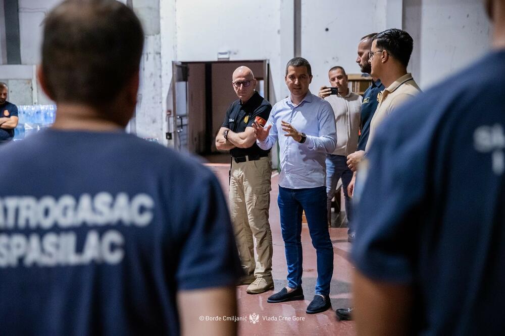 <p>"Primjeri lične požrtvovanosti bili su inspiracija mnogima. Uz pomoć međunarodnih partnera, ali i zahvaljujući ogromnoj solidarnosti građana, Crna Gora je danas sposobna da se suočava sa ovakvim izazovima – i obavezna je da nastavi da jača svoj kapacitet i djeluje još odgovornije", poručio je ministar unutrašnjih poslova Danilo Šaranović</p>