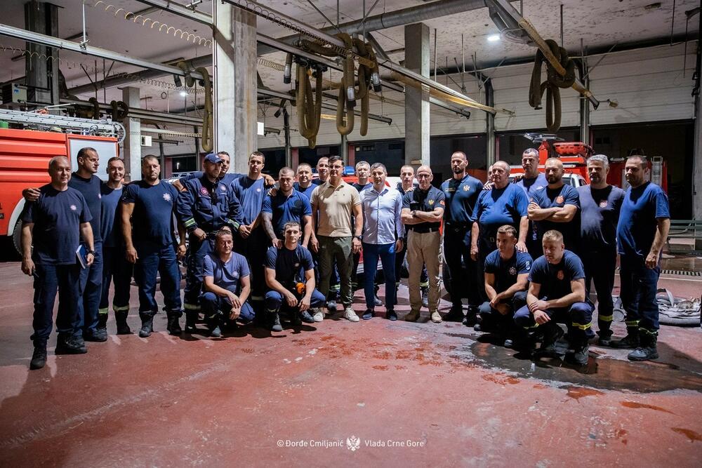 <p>"Primjeri lične požrtvovanosti bili su inspiracija mnogima. Uz pomoć međunarodnih partnera, ali i zahvaljujući ogromnoj solidarnosti građana, Crna Gora je danas sposobna da se suočava sa ovakvim izazovima – i obavezna je da nastavi da jača svoj kapacitet i djeluje još odgovornije", poručio je ministar unutrašnjih poslova Danilo Šaranović</p>