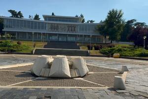 RTS: Zapaljiva materija bačena na "Muzej Jugoslavije", napadač...